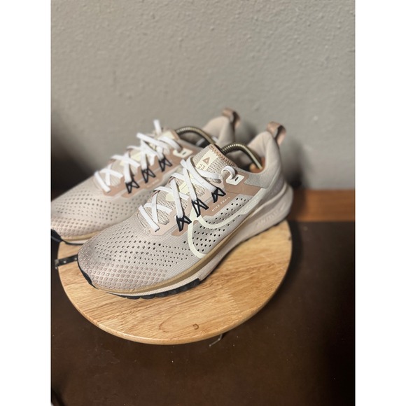 Nike Pegasus Trail 4 Women's Running Shoes Beige Tan Sneakers Size US 8.5 - Picture 1 of 8